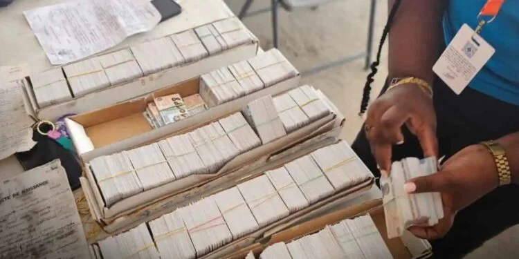 Identification: over 1,000 cards distributed in one day under “Kat Ou La”