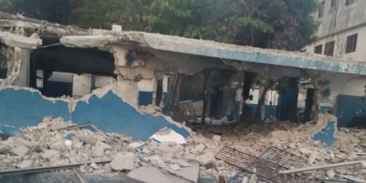 Gangs demolish the Marchand Dessalines police station